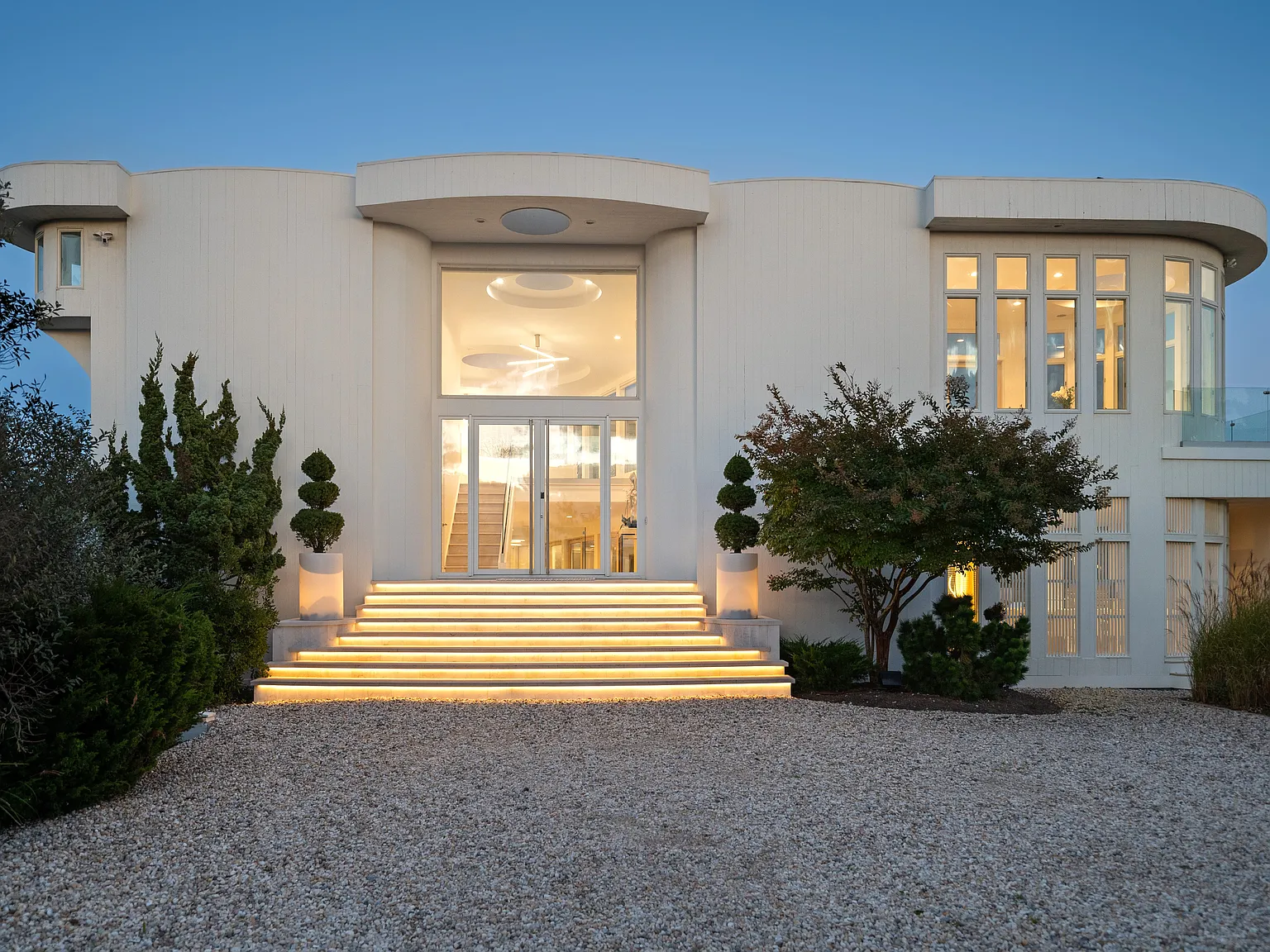 Oceanfront Mansion Masterpiece — Photo 4
