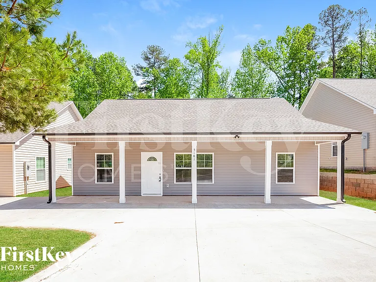 5101 Tuckaseegee Rd — Photo 1