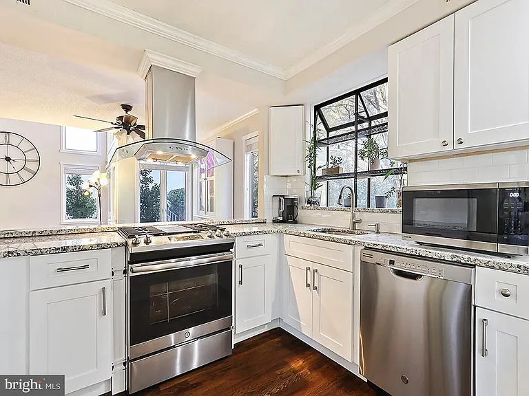540 Sayre Dr — Photo 5