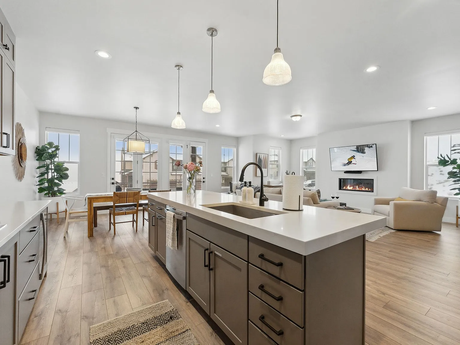 3 bed, 2.5 bath, 2500 sqft, $5,500 — Photo 4
