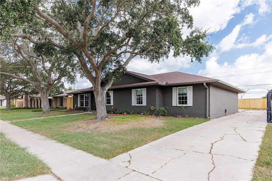 5 bed, 2.5 bath, 2767 sqft, $2,500 — Photo 3