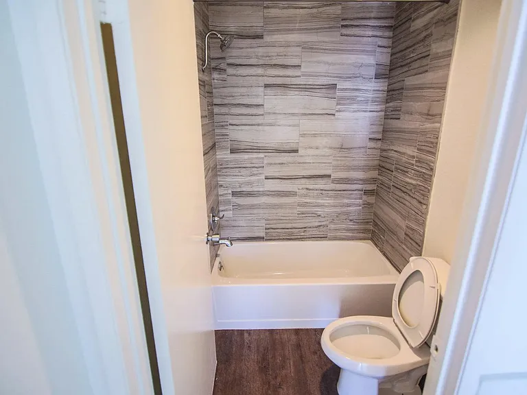 Marathon Apartments — Photo 17