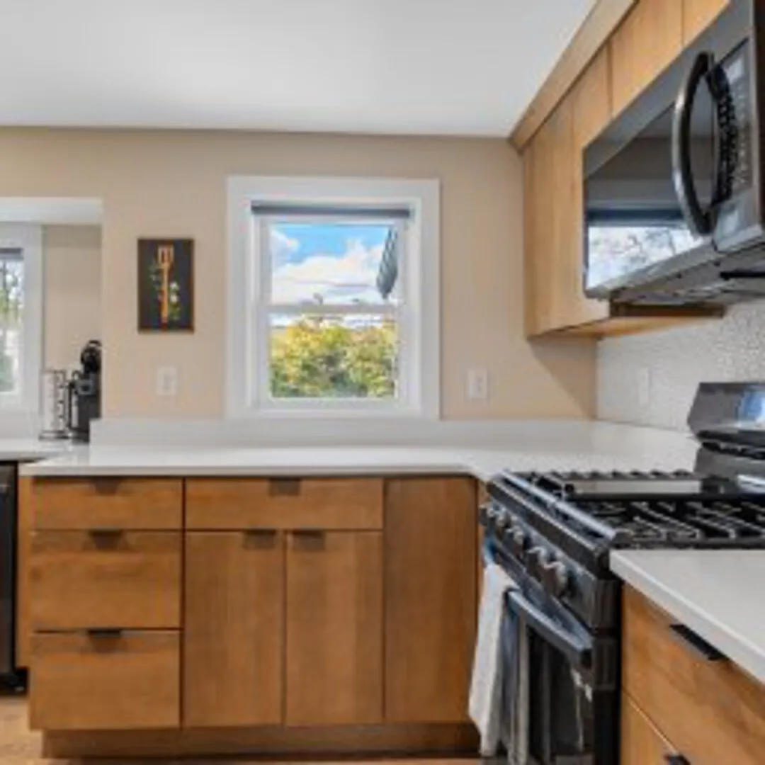 Country Club - MTM Premier, Modern 3 Bedroom, 2 1/2 baths — Photo 3