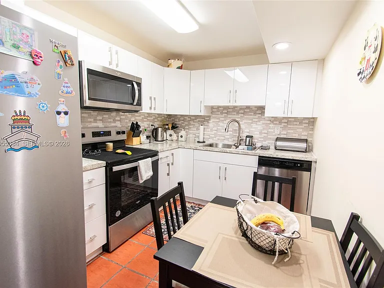 1621 Collins Ave #205 — Photo 6