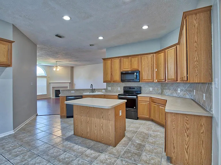 6715 Village Bridge Dr — Photo 10