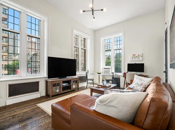 10 5th Avenue image 1 of 10