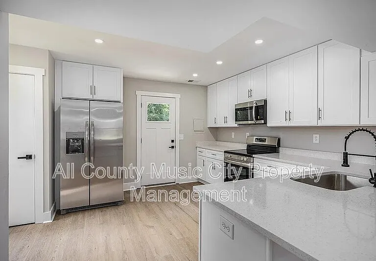 1907 S Lyle Ln — Photo 1