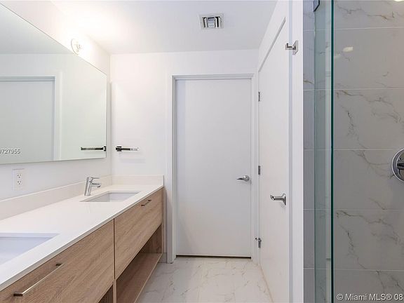 2nd image of 16385 Biscayne Blvd Unit 1602