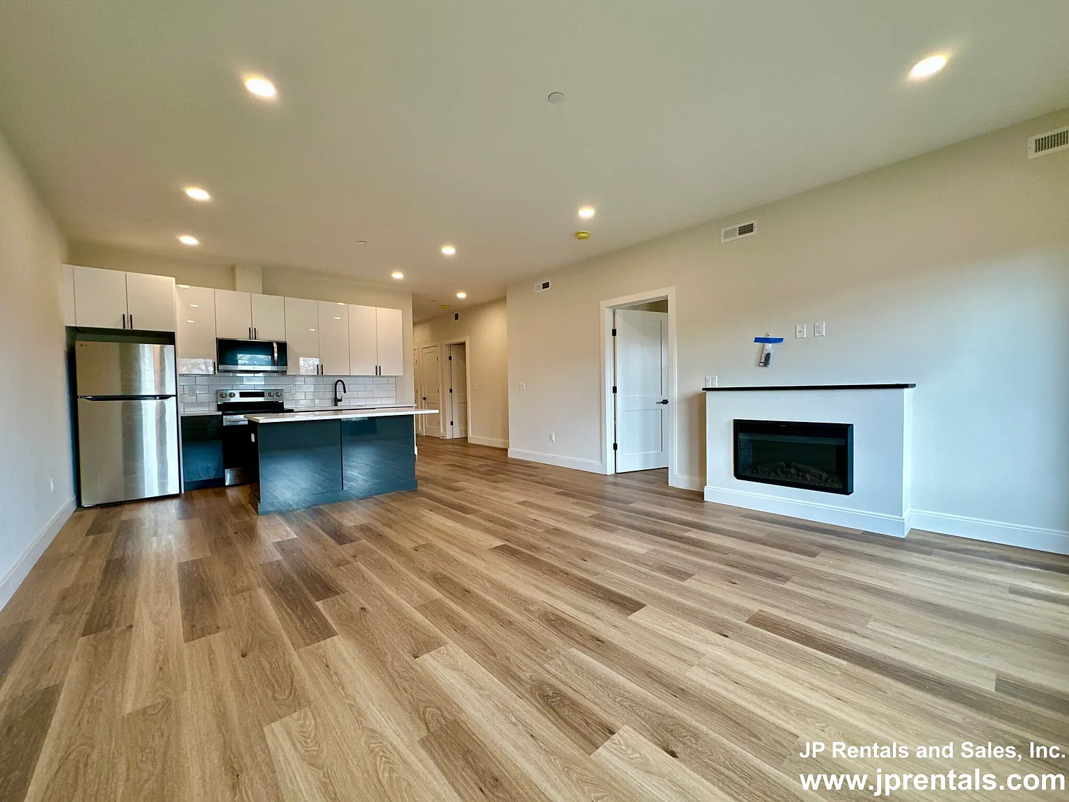 1 bed, 2.0 bath, 909 sqft, $2,795 — Photo 1