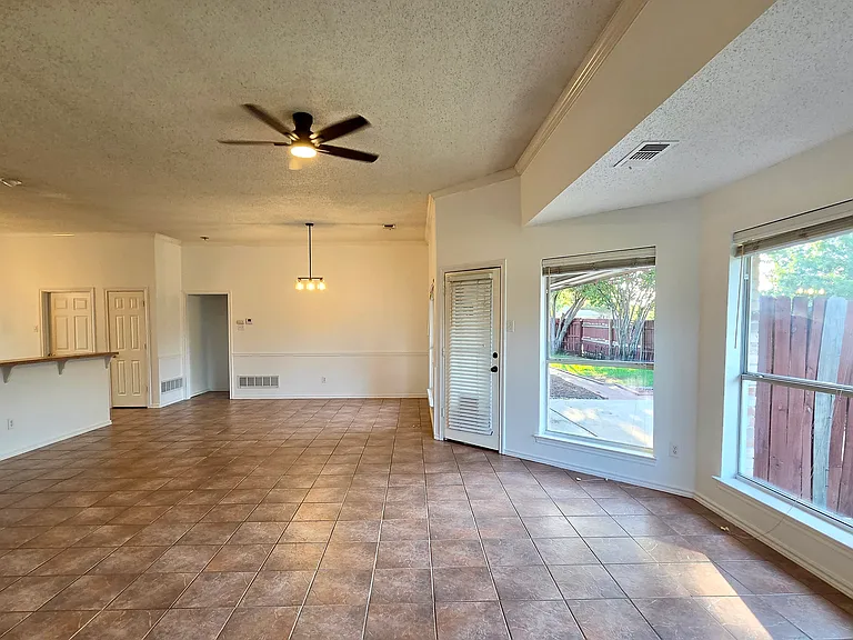 1468 Mayflower Ln — Photo 2