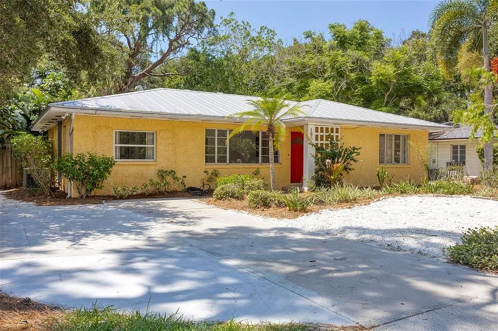 3 bed, 2.0 bath, 1377 sqft, $4,000 — Photo 3