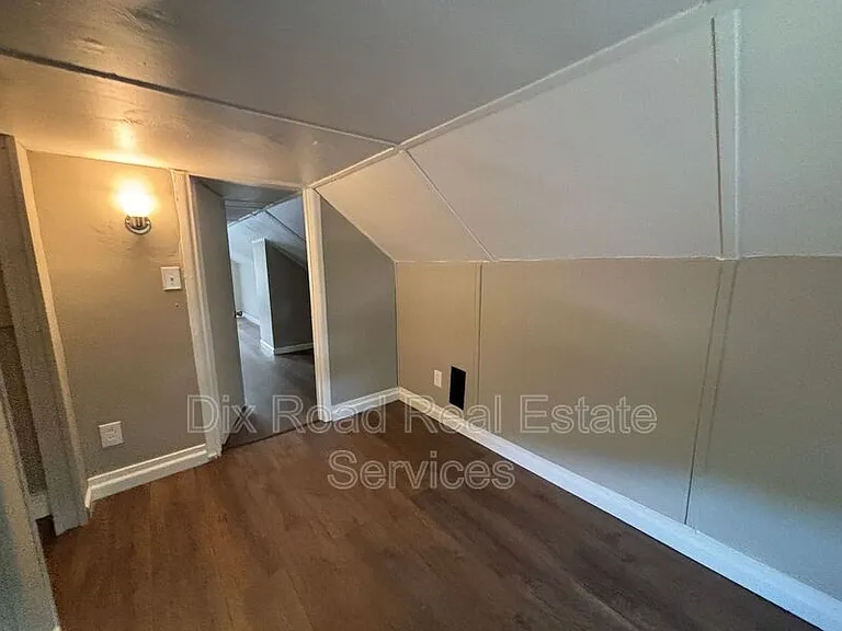 660 Gramont Ave — Photo 8