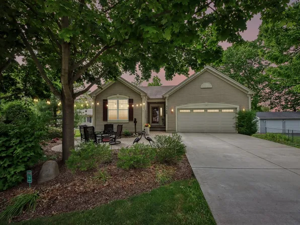 150 Forest Ave, Fox Lake, IL 60020
