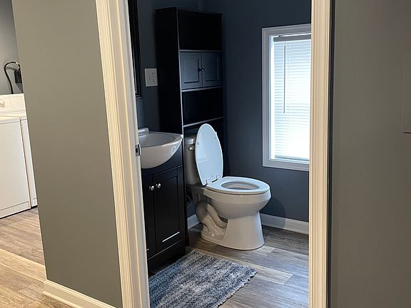 FULL DOWNSTAIRS BATHROOM TO THE RIGHT-HAND SIDE AFTER YOU ENTER USING THE SIDE ENTRY DOOR
