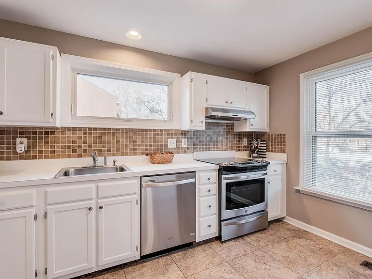 216 Roundhouse Ct — Photo 3