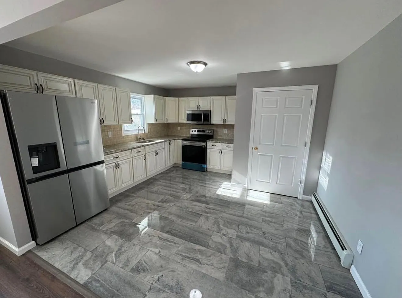 4 bed, $4,000 — Photo 2