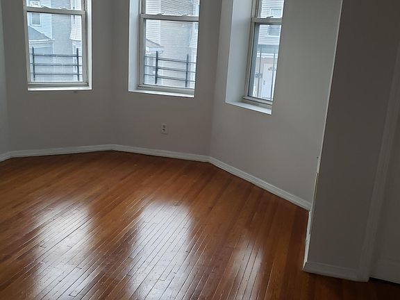 3rd image of 210 N 15th St #6R