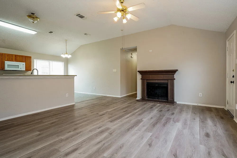 3 bed, 2.0 bath, 1277 sqft, $1,790 — Photo 4