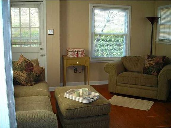 The living room is so bright and cheery. A great place to relax!