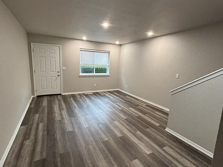 810 SE 9th St #810 — Photo 3