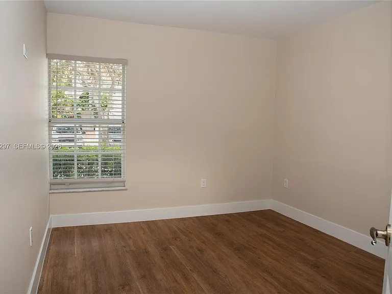 11252 NW 58th Ter — Photo 11