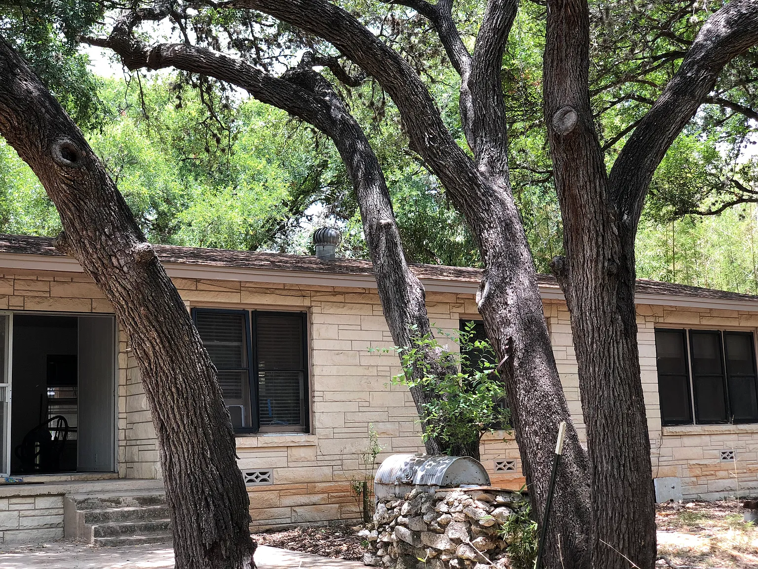 3 bed, 1225 sqft, $1,950 — Photo 2