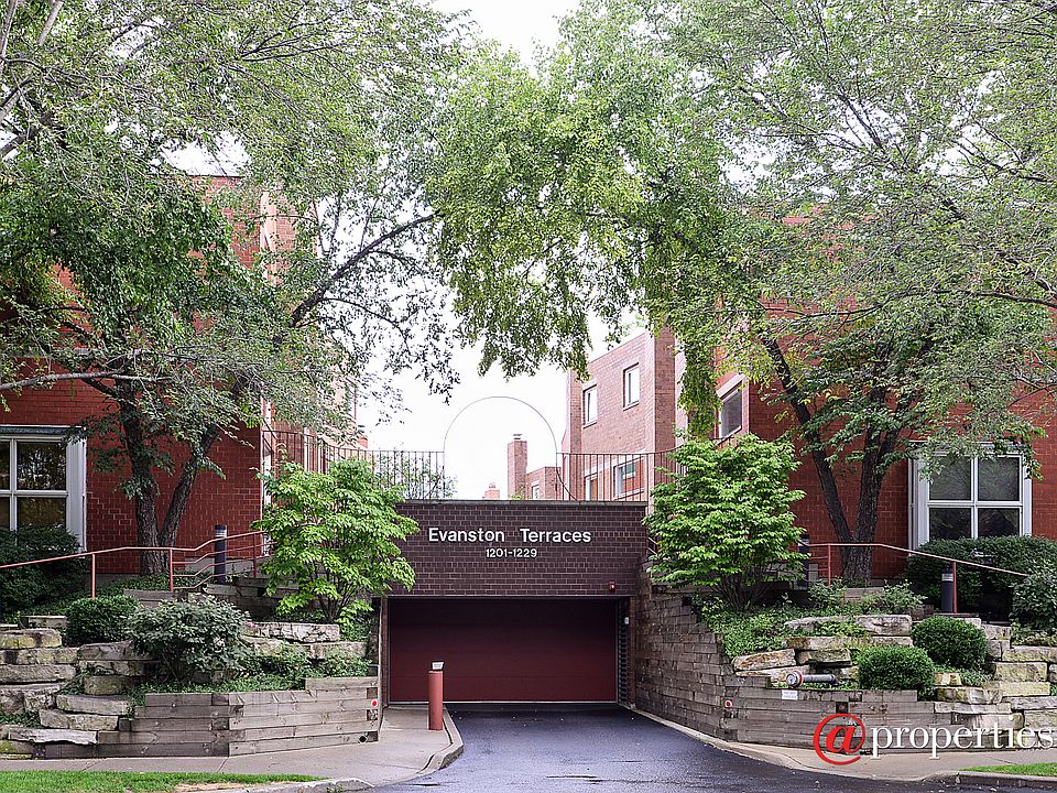 Entrance to Evanston Terraces on Bryant Ave.