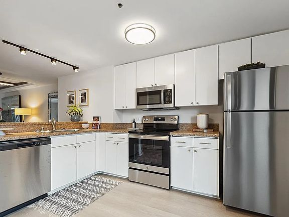 5th image of 300 Berry St #2D