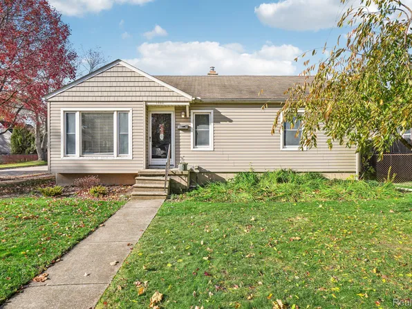 1440 Balmoral Dr, Mount Clemens, MI 48043