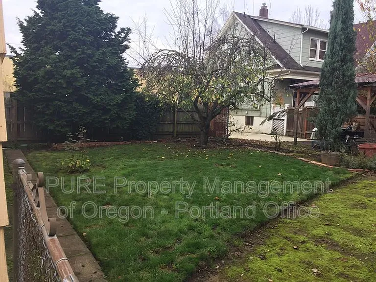 2411 SE Madison St — Photo 9