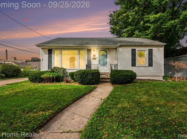 19 Byron Ct, Mount Clemens, MI 48043