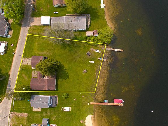 3rd image of 46814 Woodland Dr