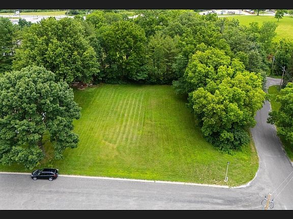 4th image of 2 Oakwood Dr