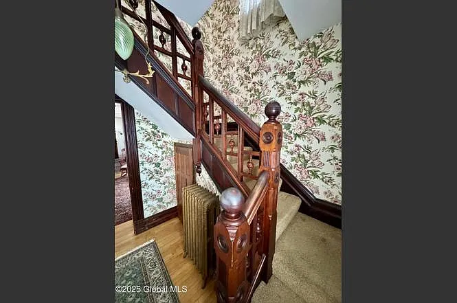 475 Glen St — Photo 3