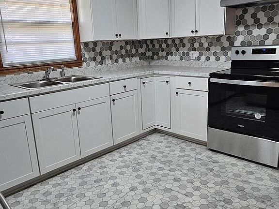 5th image of 122 Greyson St