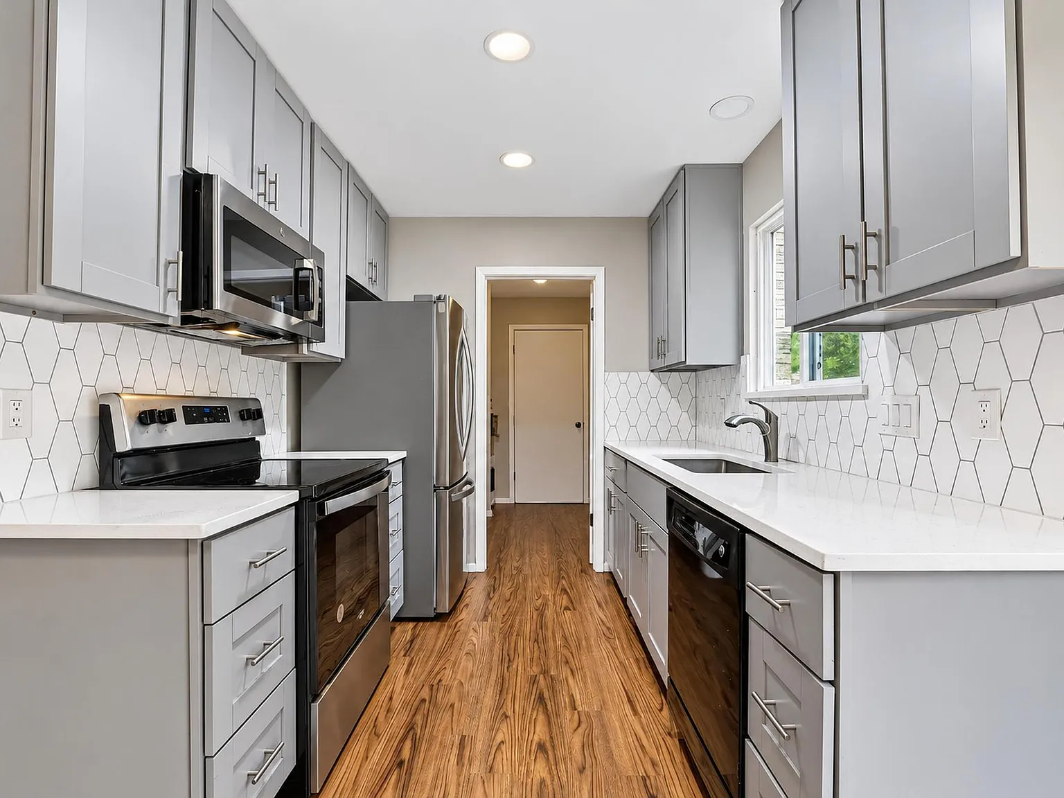 2 bed, 1.0 bath, 1100 sqft, $1,450 — Photo 3
