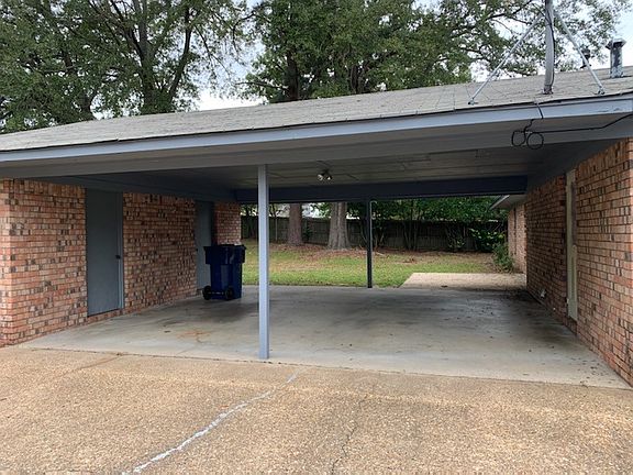 4th image of 204 Lakeshore Dr
