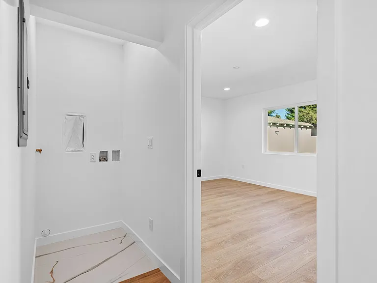6842 Cedros Ave — Photo 21