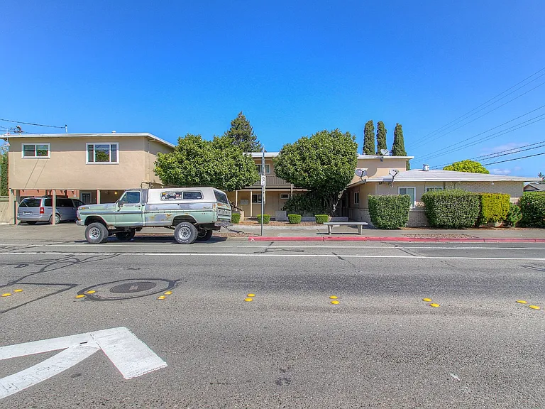 805 W 9th St — Photo 3