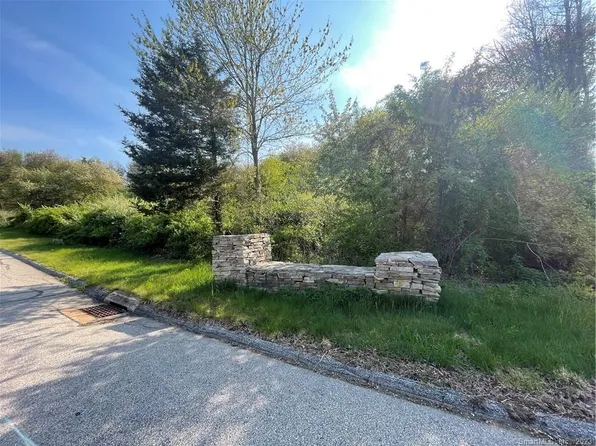8 Ventura Dr, Colchester, CT 06415