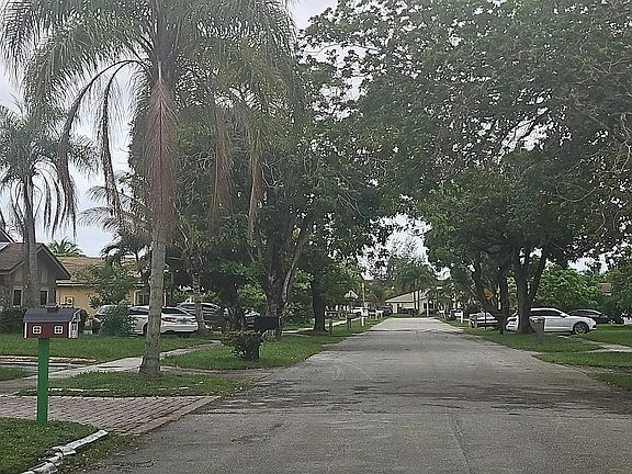 4th image of 7471 NW 37th Ct