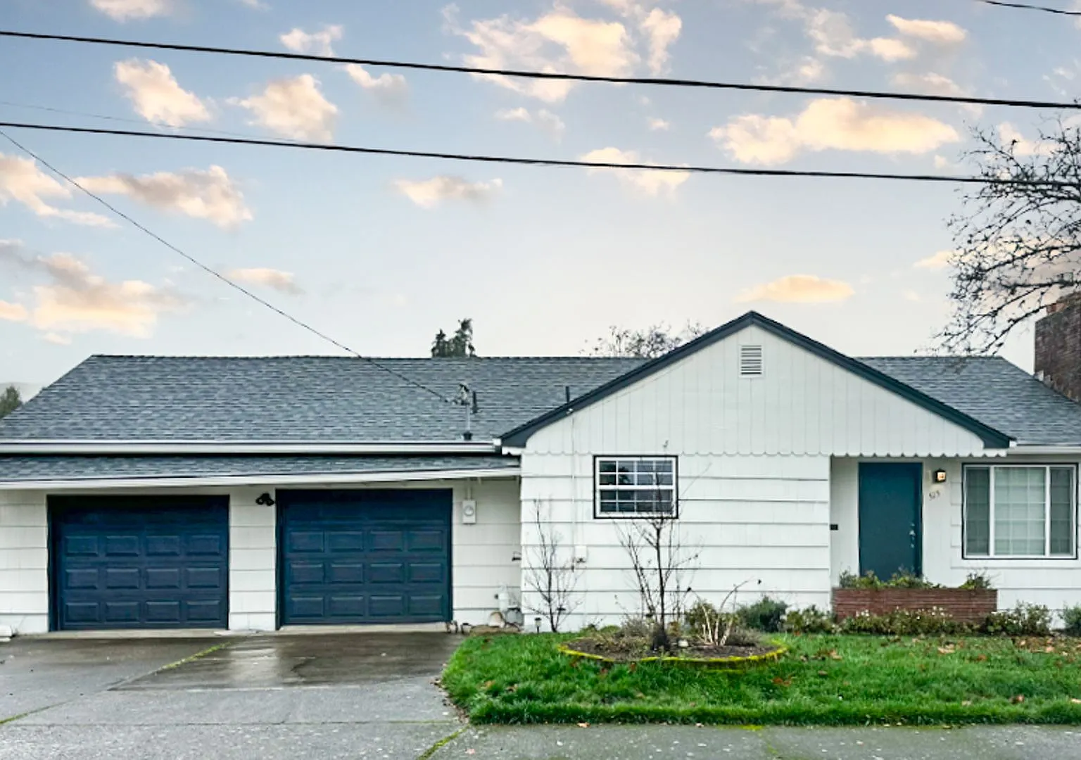 Charming 3 Bedroom Home Lebanon Home with Large Fenced Yard! — Photo 1