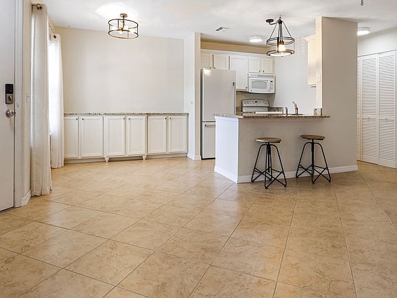2nd image of 850 S Tamiami Trl APT 424