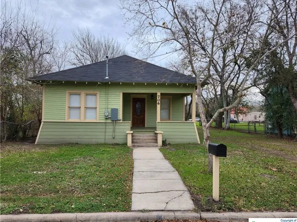 706 E Newman St, Cuero, TX 77954
