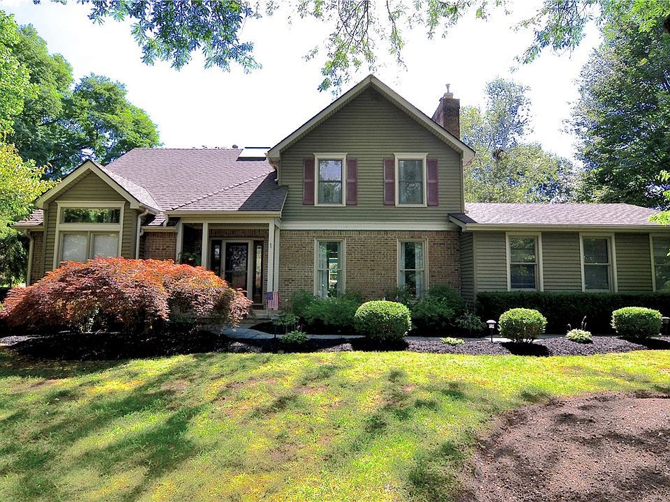 1st image of 1 Red Oak Ln