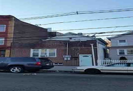 2nd image of 168 President St