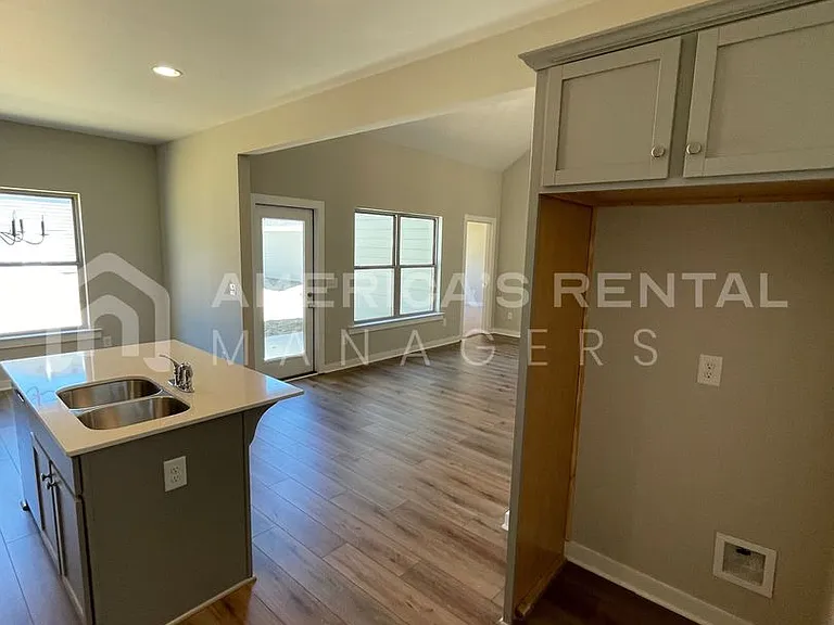 2124 Sullivan Dr — Photo 8