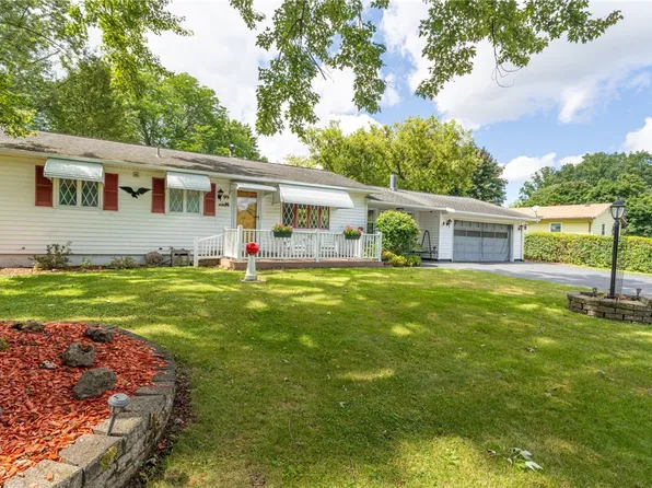 99 Farnsworth Rd N, Rochester, NY 14623