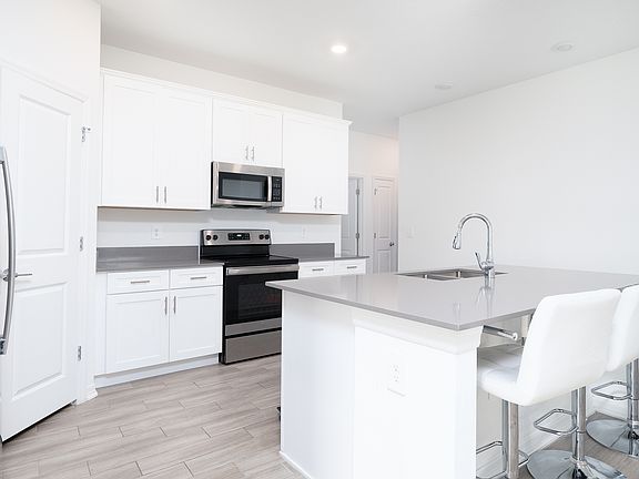 5th image of 696 Silver Palm Dr