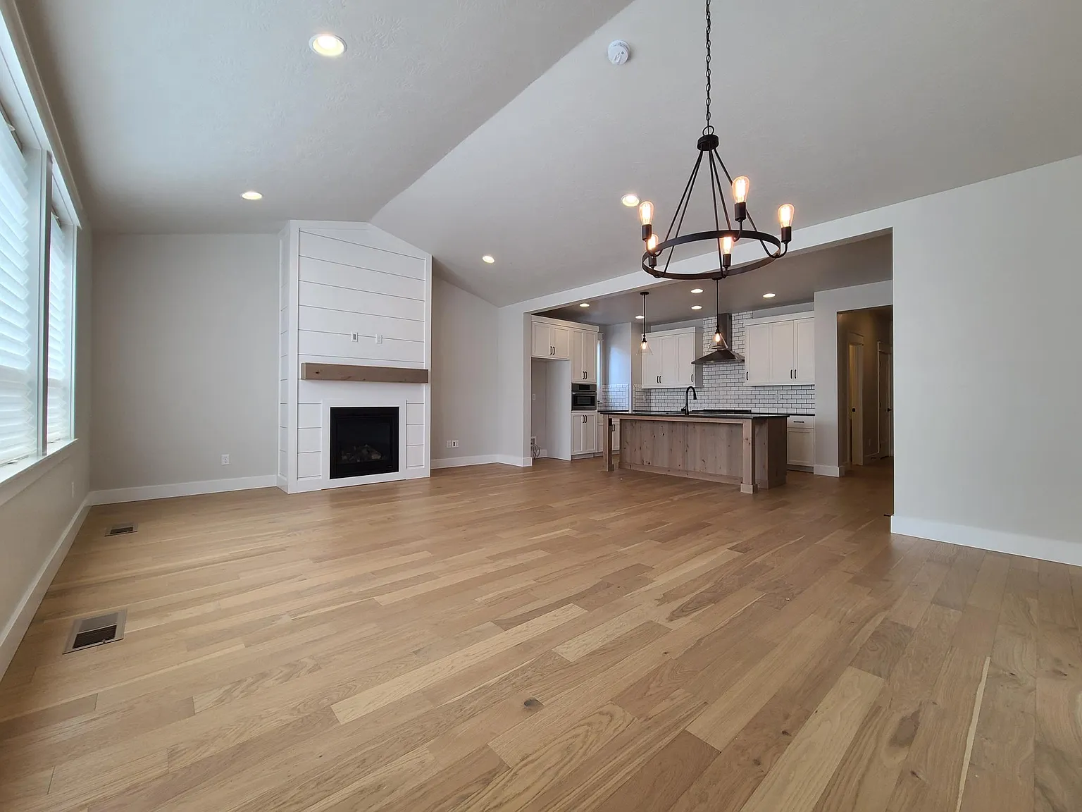 409 S Hamlin Ln — Photo 2